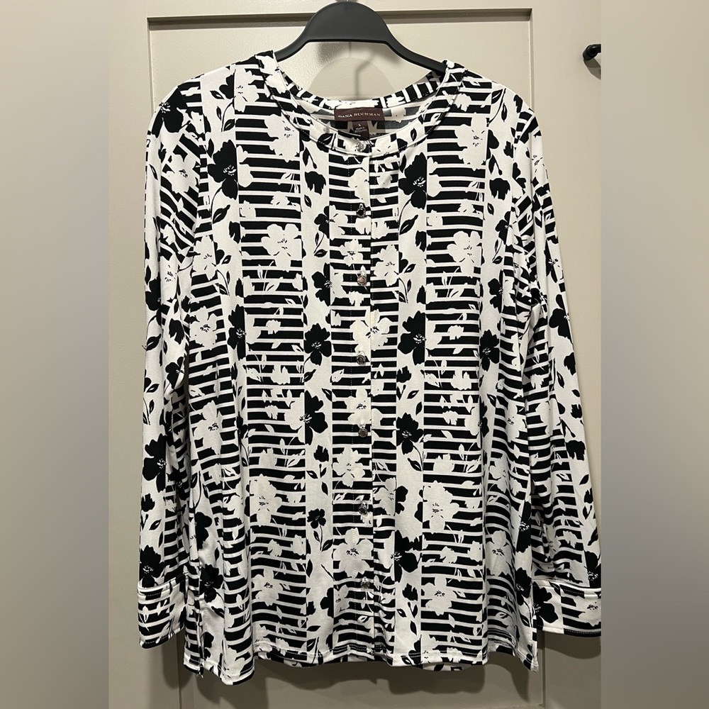 Dana Buchman Black and White Floral Button Down Blouse EUC Like New!